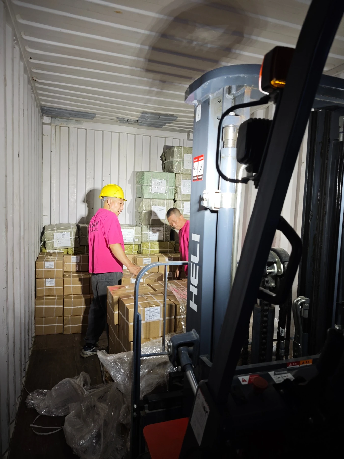 Carga real de mercancía en contenedor desde bodega