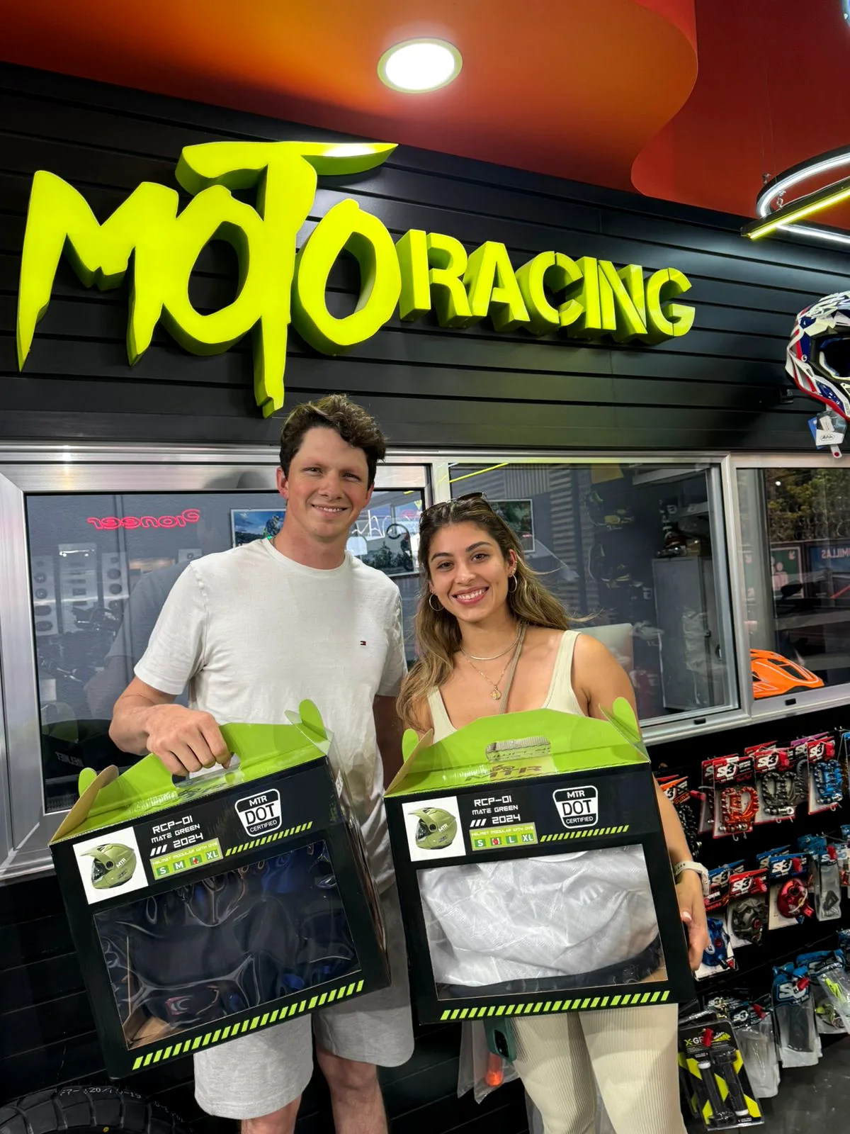 Cliente recibiendo pedido de motopartes