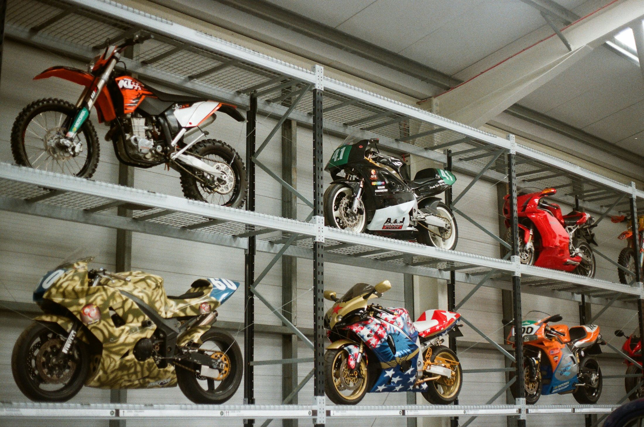 Motocicletas exhibidas en bodega de inventario