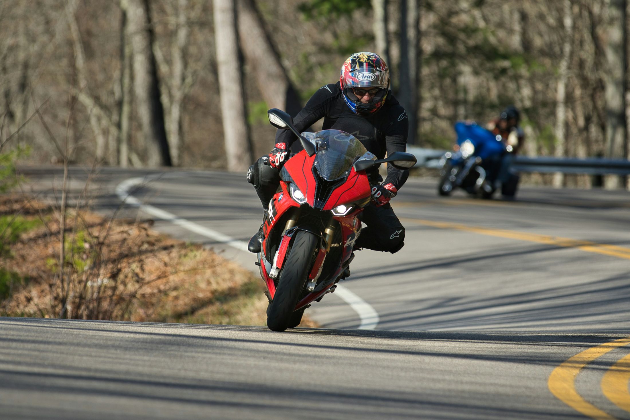 Motociclista deportivo tomando una curva