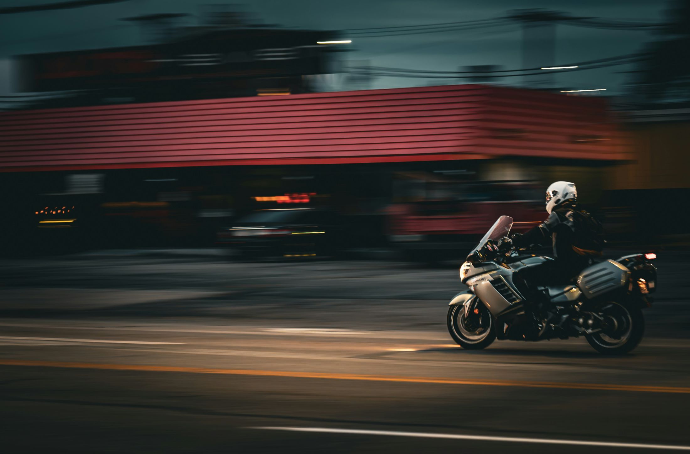 Motociclista urbano de noche en movimiento