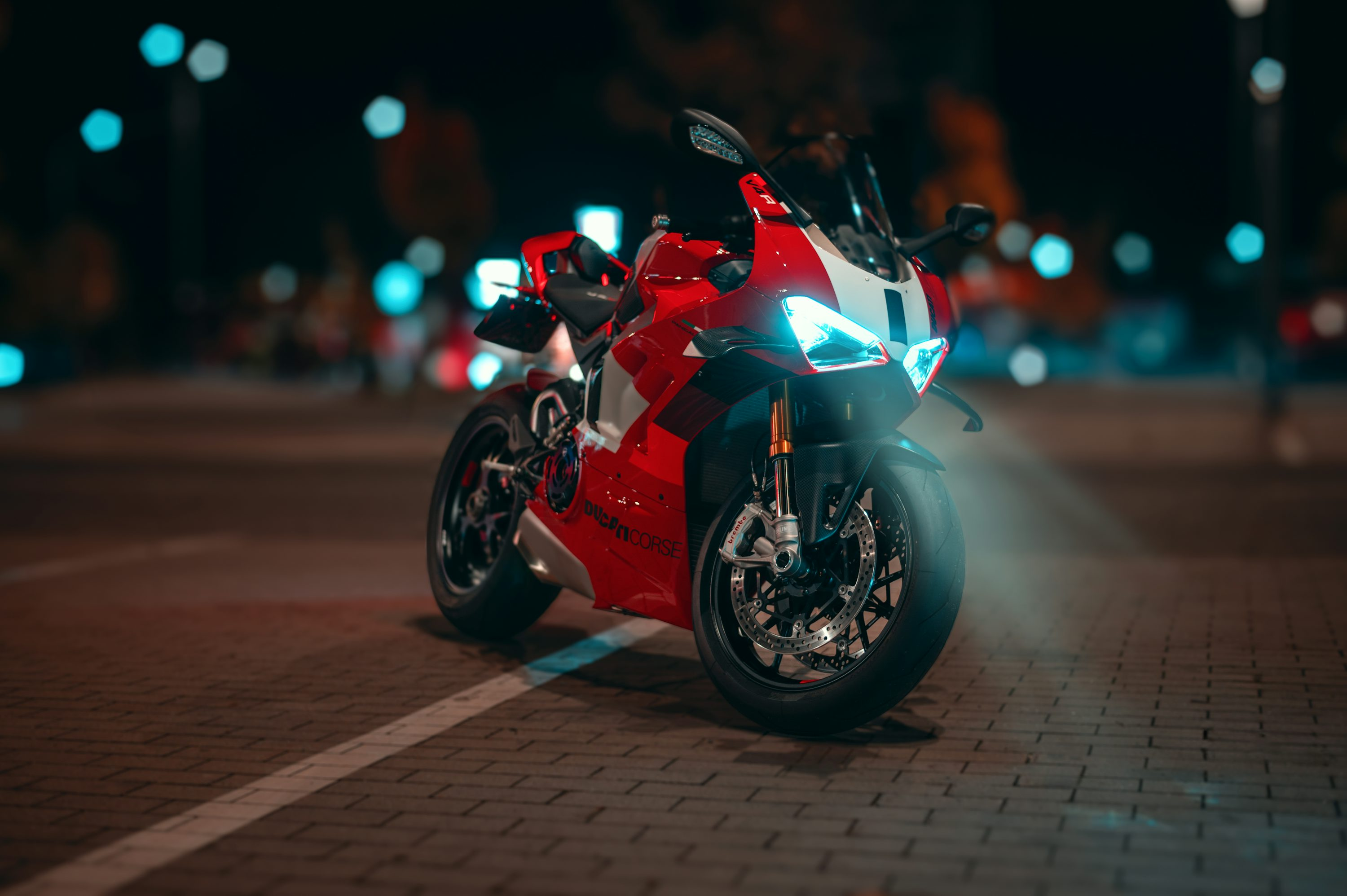 Motocicleta deportiva roja de noche