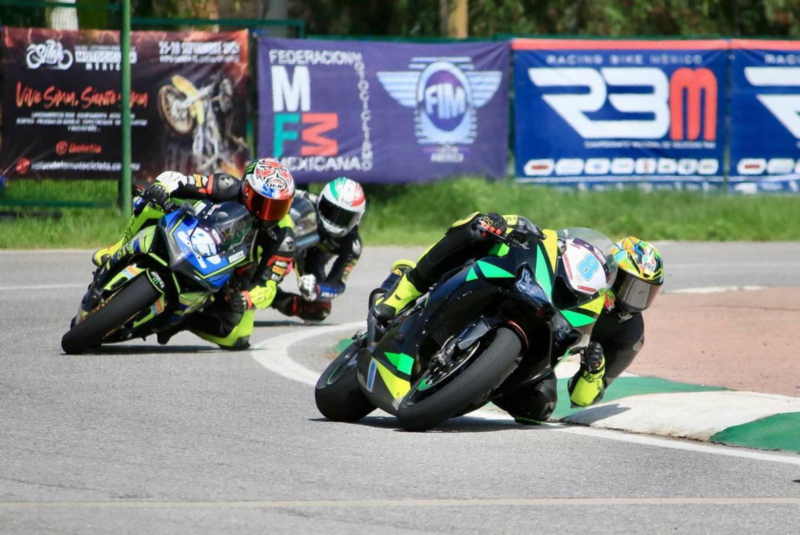 Motos deportivas en pista de carreras en México