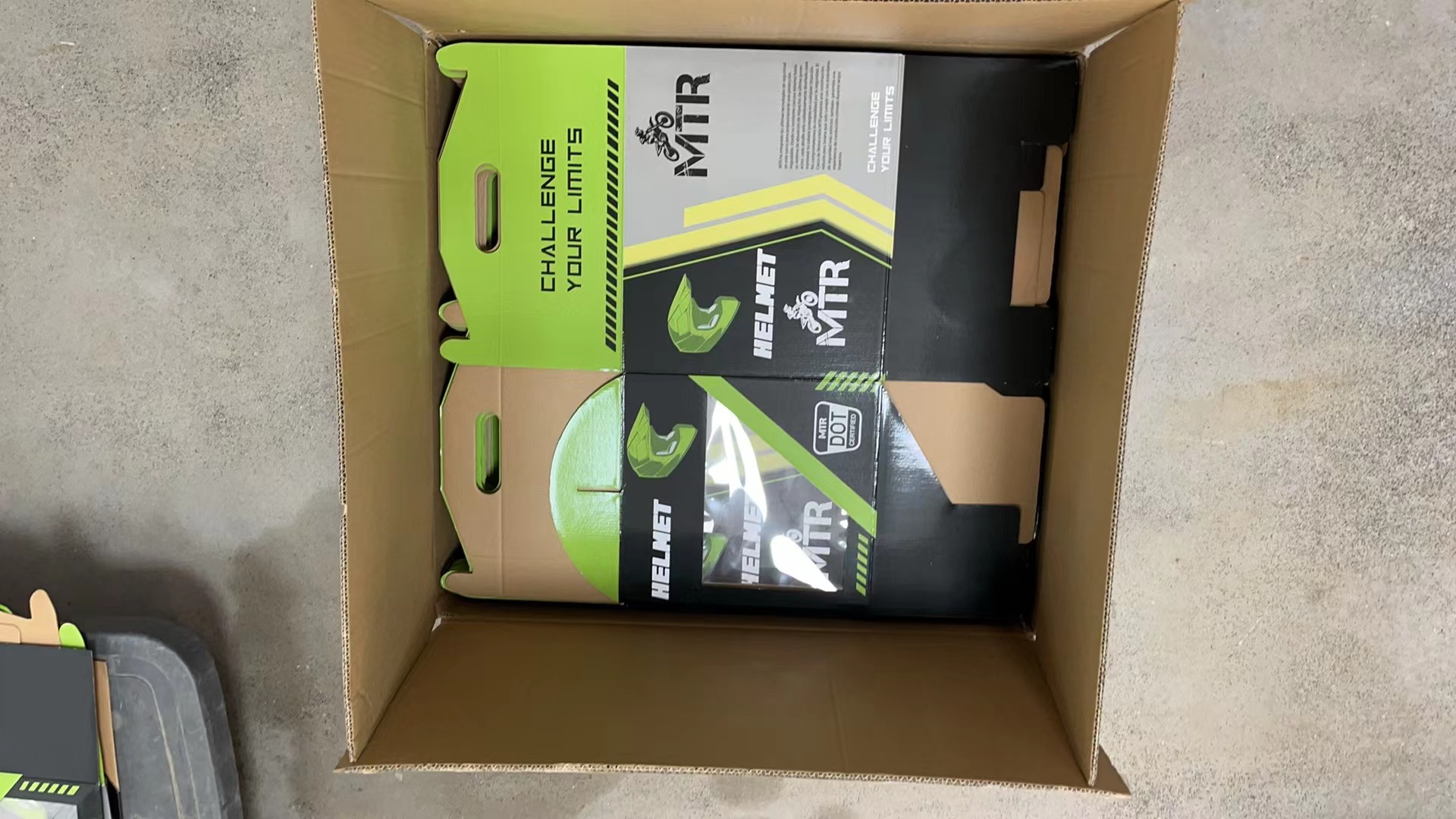 Cajas retail MTR Helmet empacadas