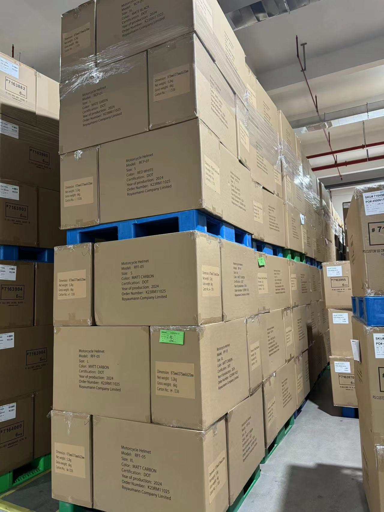 Pallets de cajas MTR en bodega