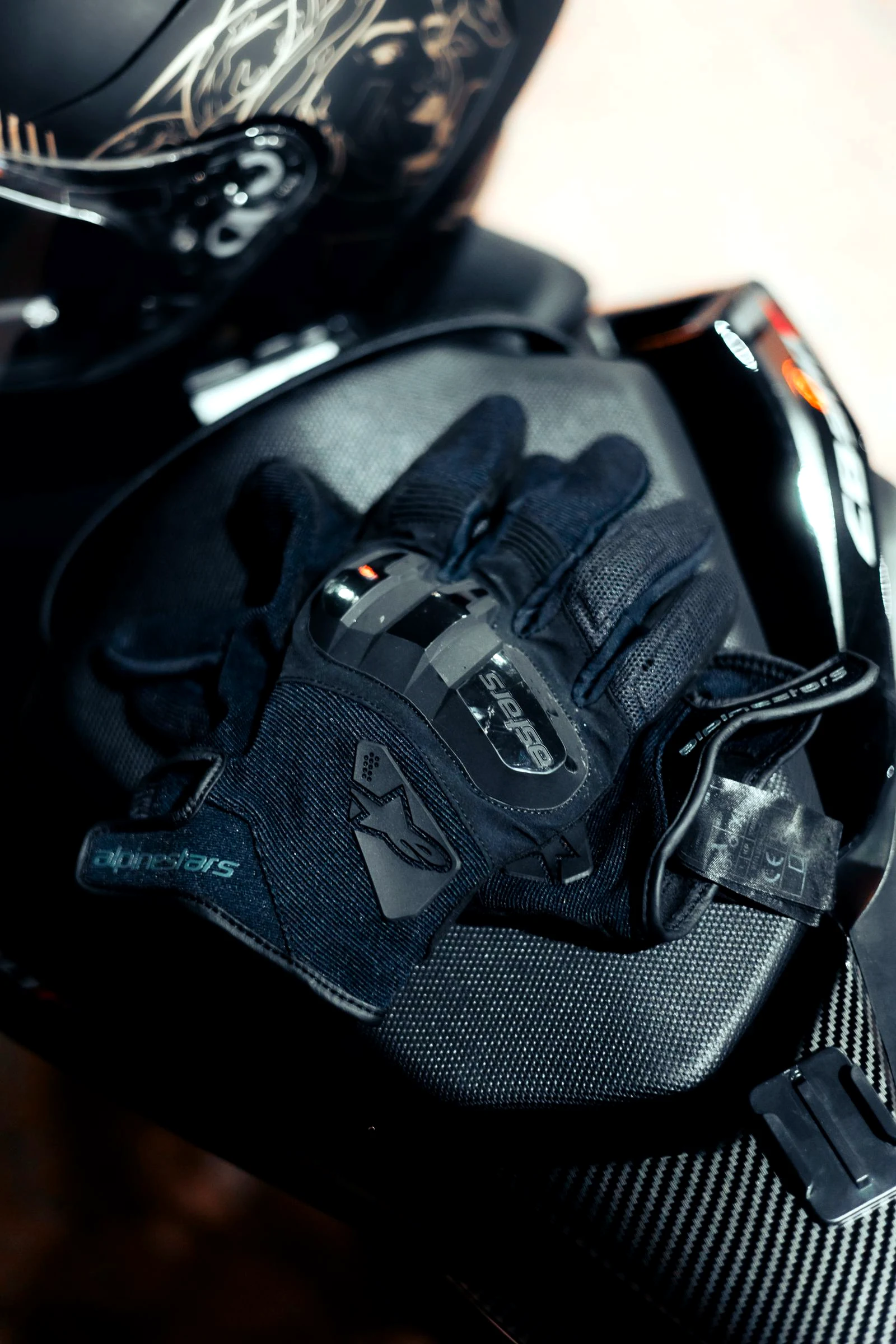 Casco y guantes