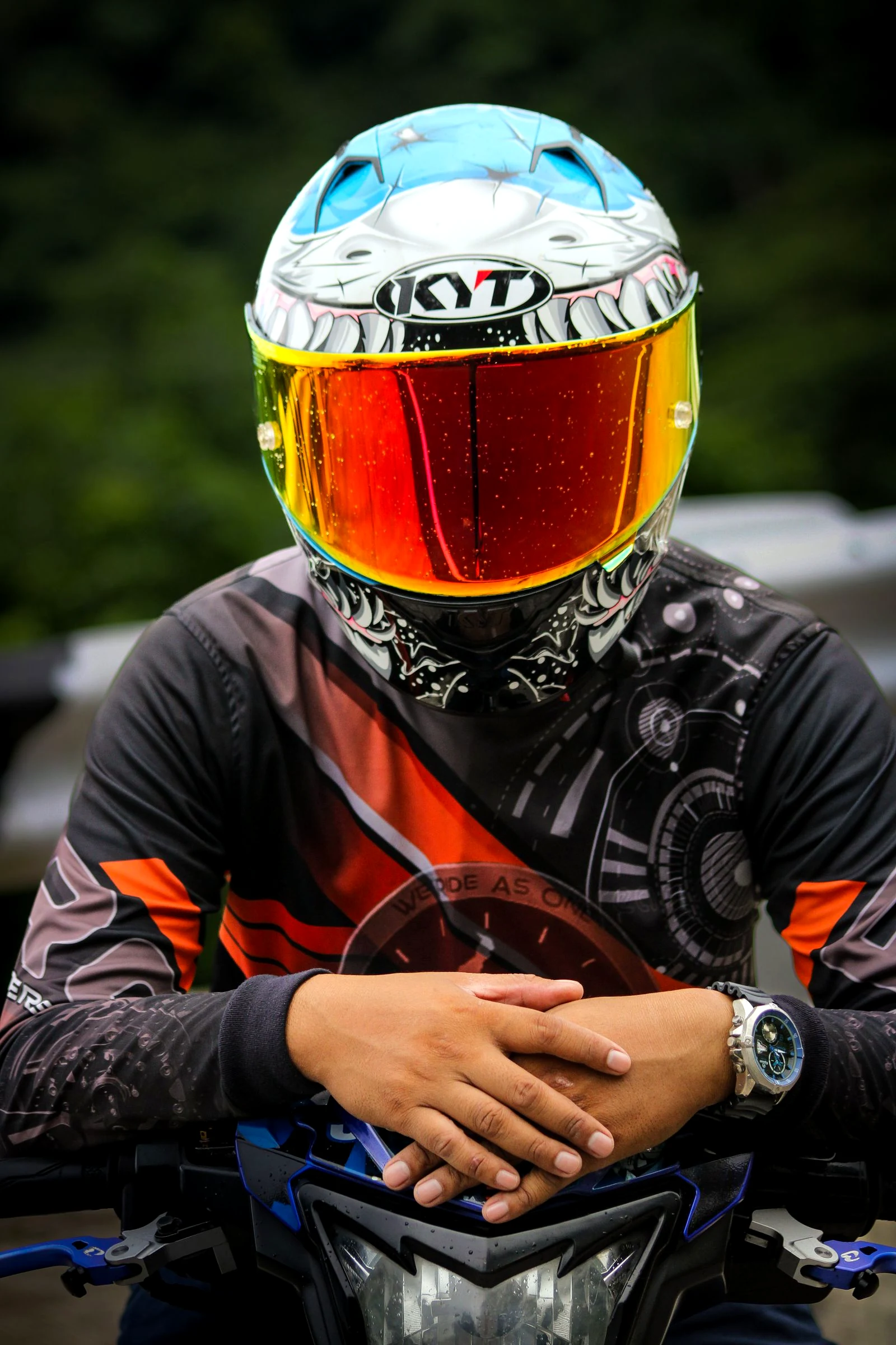 Casco con visor reflejante