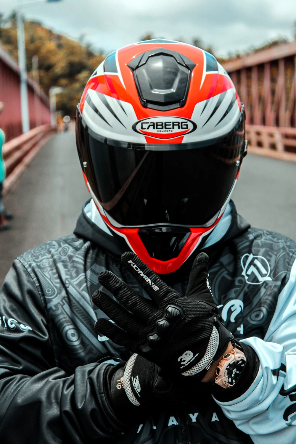 Poniéndose los guantes de motocicleta