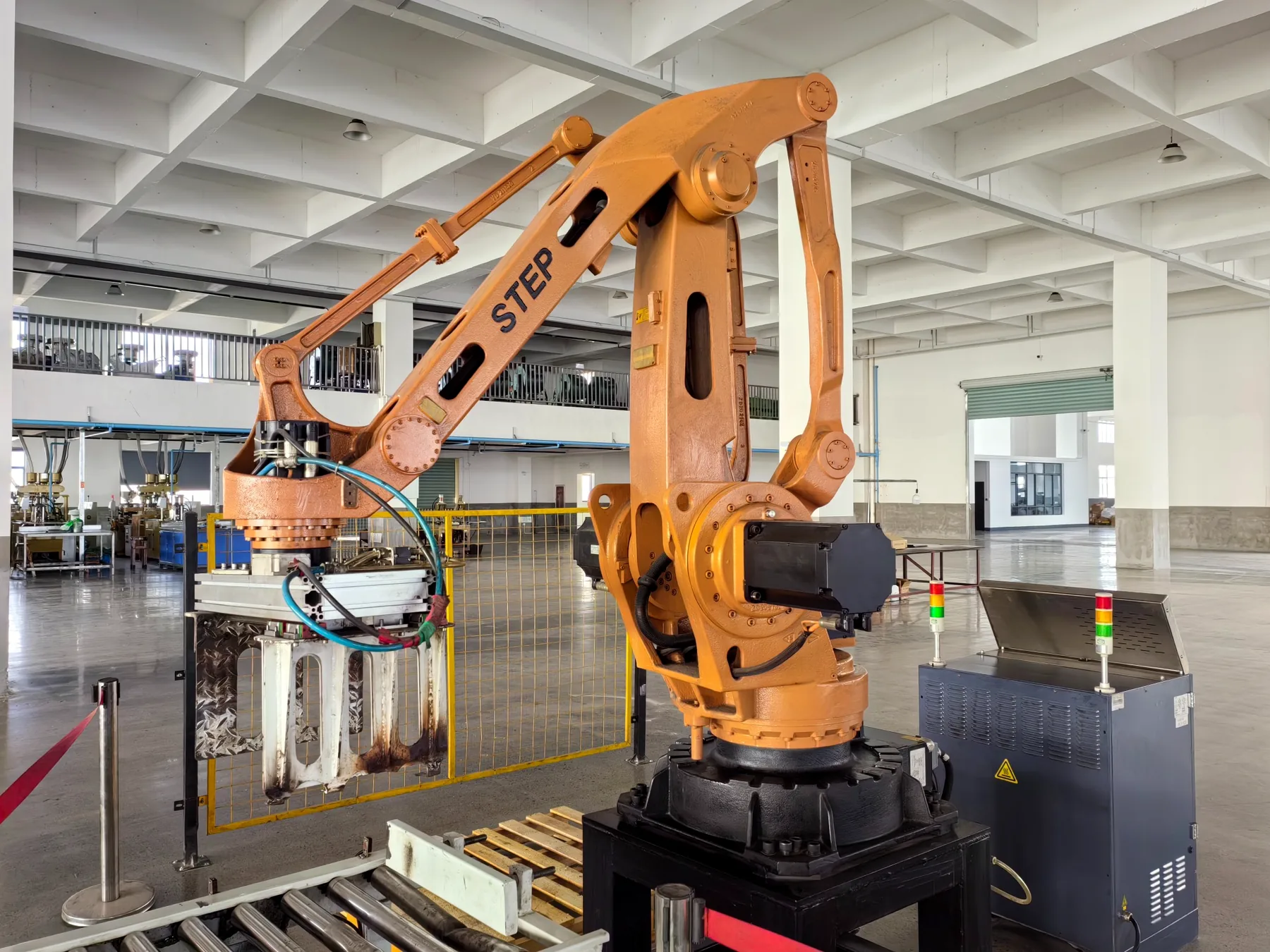 Robot industrial dentro de planta